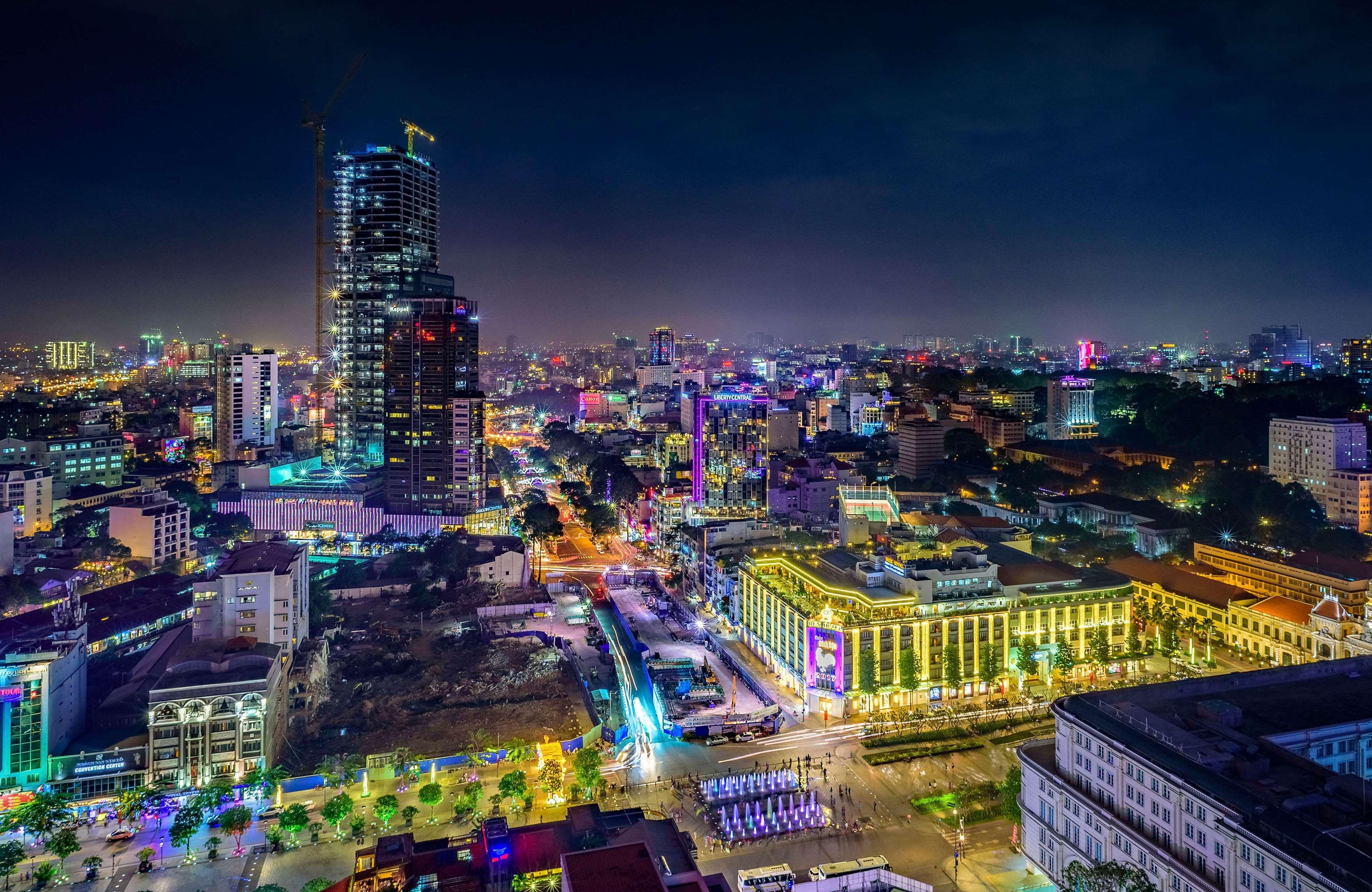 Caravelle Saigon Otel Ho Şi Min Dış mekan fotoğraf Aerial view of the city at night