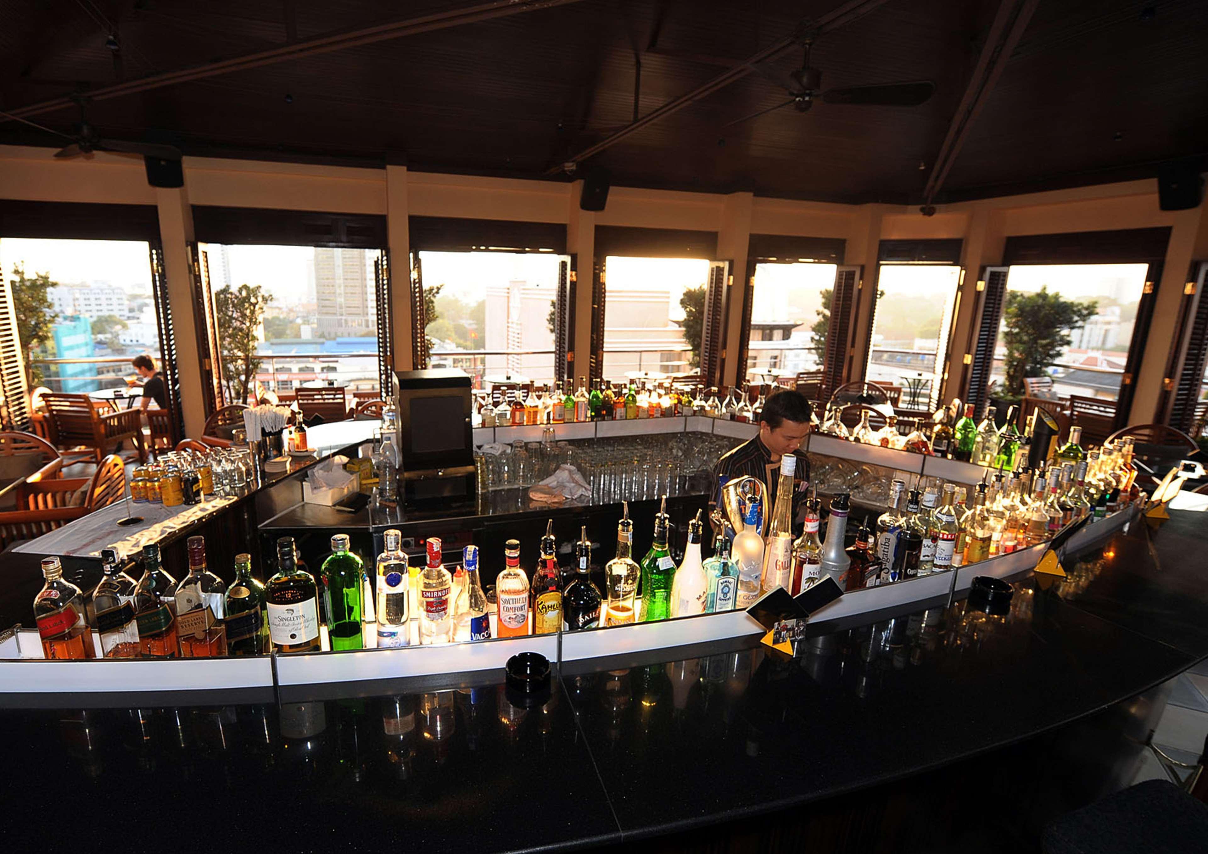 Caravelle Saigon Otel Ho Şi Min Dış mekan fotoğraf The bar at the 360° Lounge